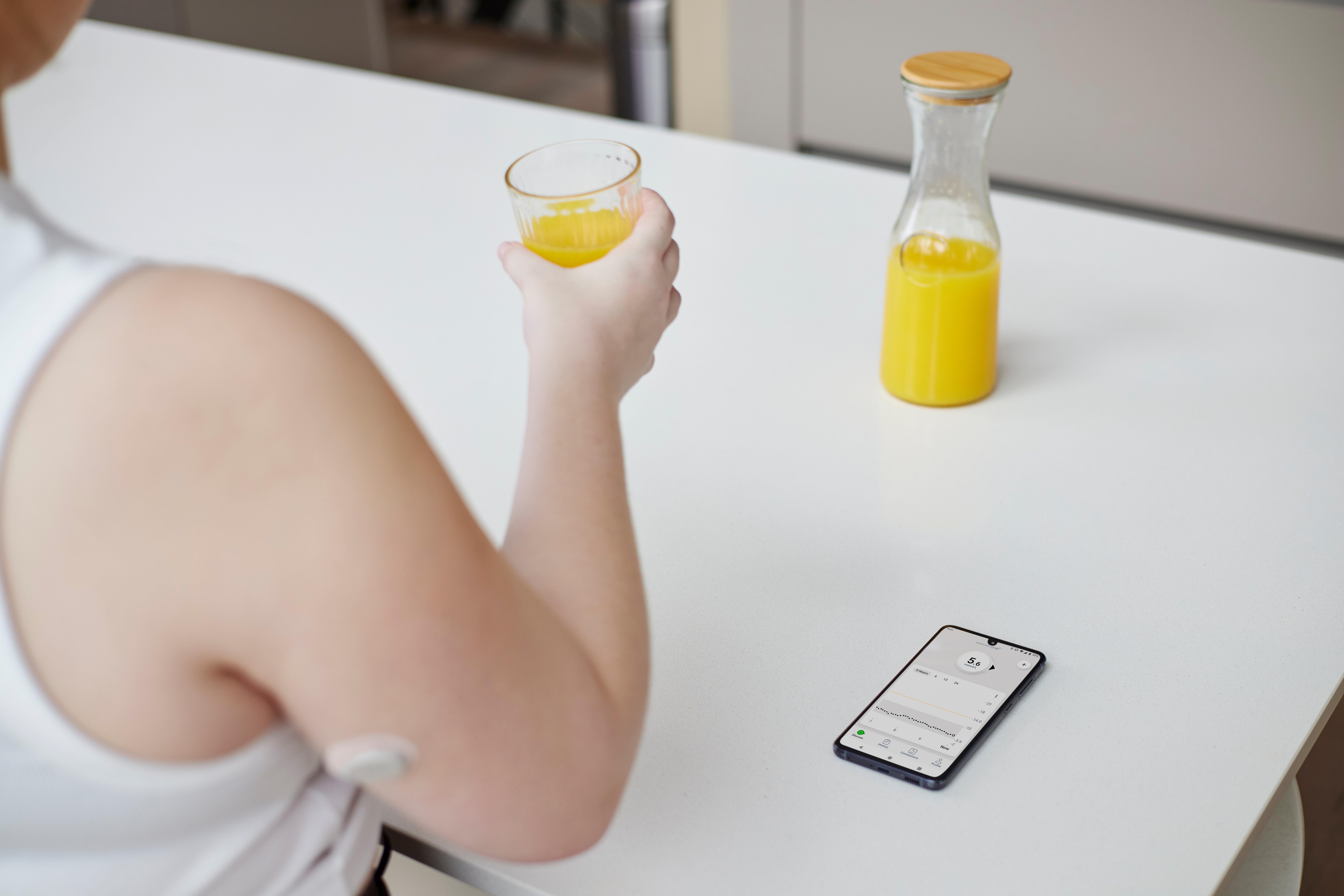 오렌지 주스를 마시는 여자